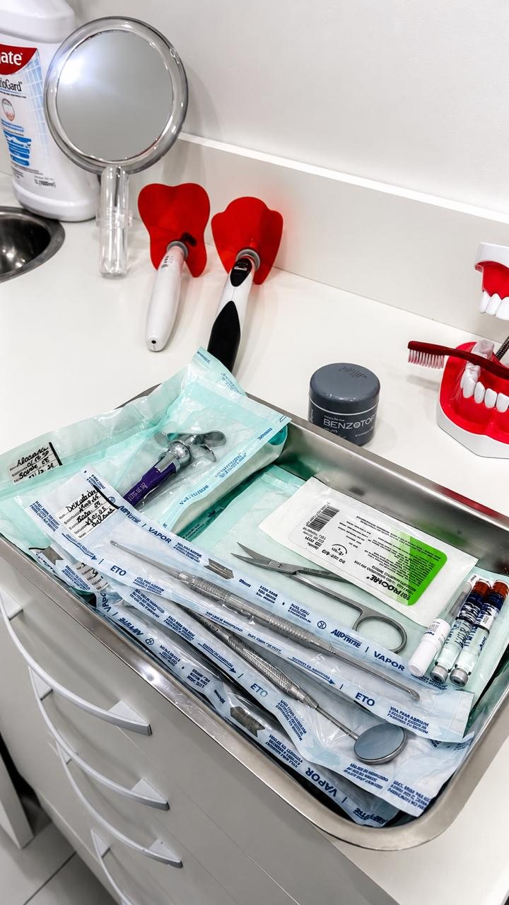 Instrumentais esterilizados e organizados para atendimento