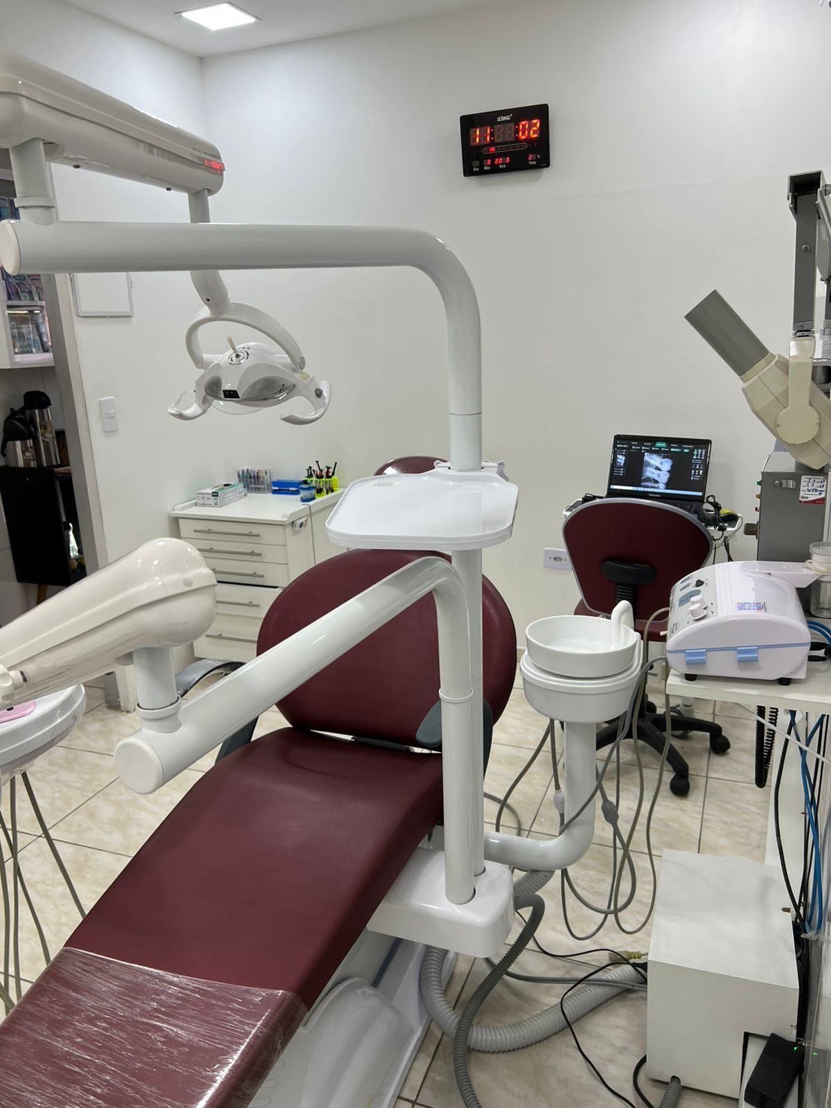 Consultório com aparelho de raio-X odontológico