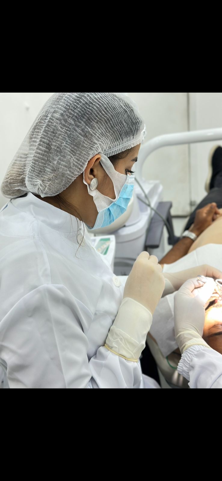 Dentista da FKODONTO realizando atendimento clínico