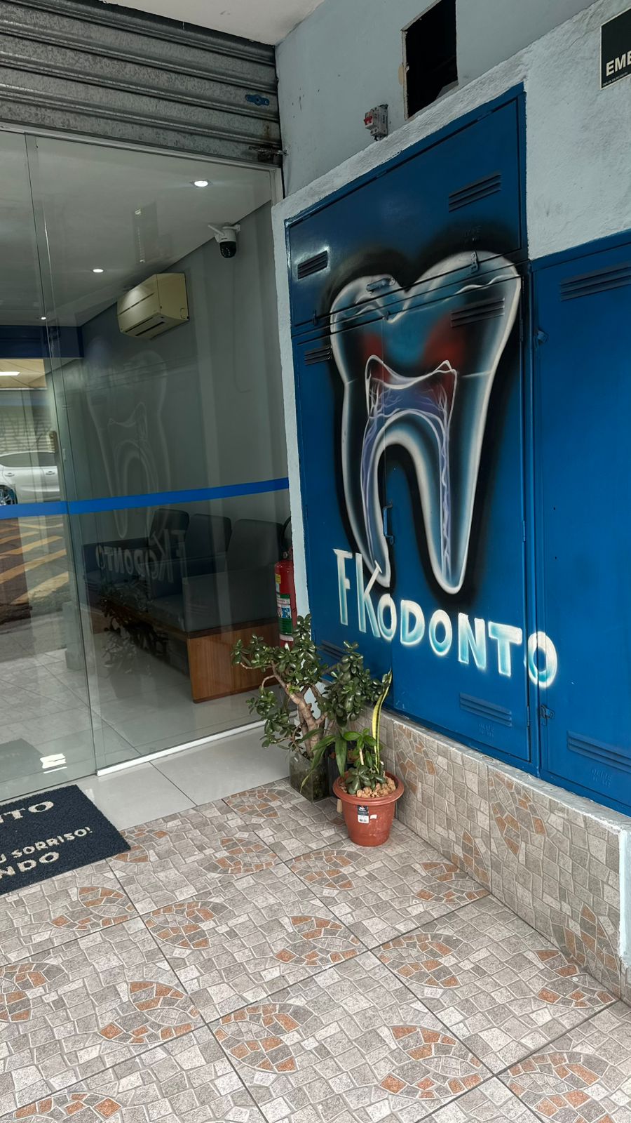 Detalhe da fachada com a identidade visual FKODONTO